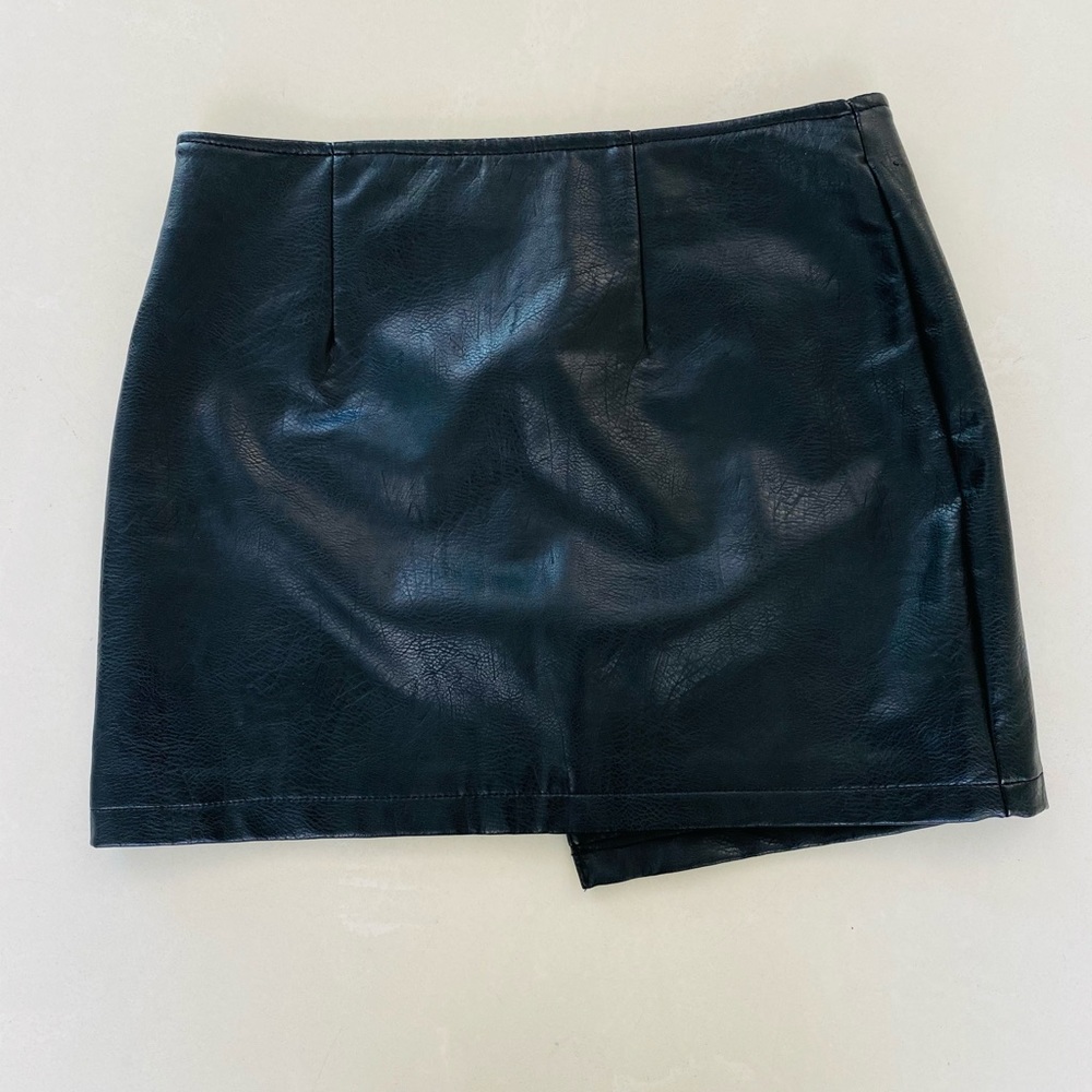 Forever 21 Vegan Leather Star Studded Skirt Medium - Picture 4 of 4